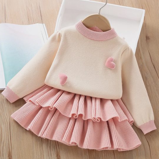 【18M-6Y】2-piece Girls Heart Applique Long Sleeve Sweater And Ruffle Skirt Set